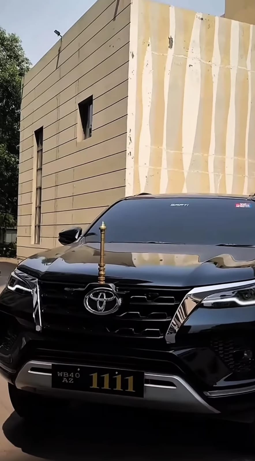 Premium Car Bonnet Flag with Metal Pole – Stylish Decorative Flag for Cars & SUVs